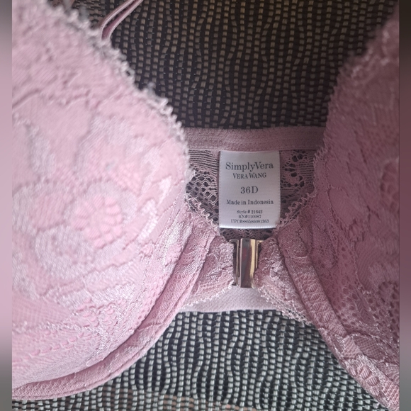 SIMPLY VERA - Vera Wang LILAC LACE T-Shirt BRA like new SIZE 36D front closure
